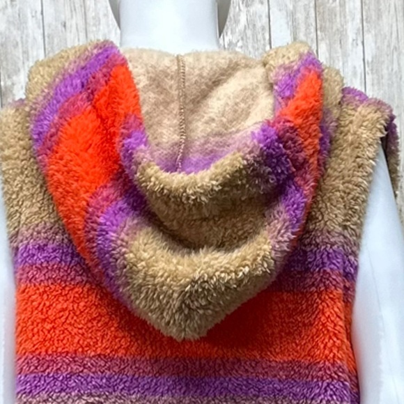 Koolaburra by UGG Cozy Sherpa Hooded Vest [1447] - Picture 5 of 9